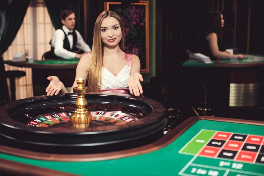 Meja permainan dealer langsung di ruang kasino live
