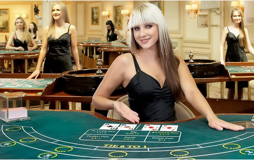 Ruang kasino live dengan tampilan meja dan dealer